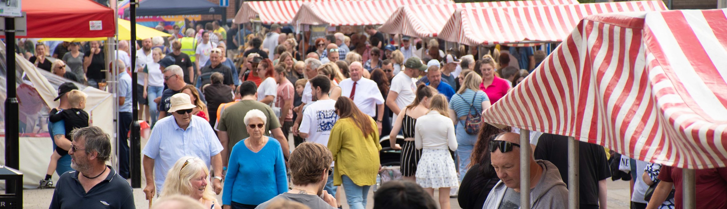Crowds browsing the stalls at Ashfield Food and drink Festival